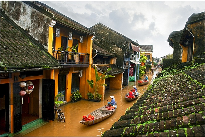 Trận lũ lụt ở miền Trung Việt Nam năm 2020 khiến phố cổ Hội An (Quảng Nam) ngập trong biển nước